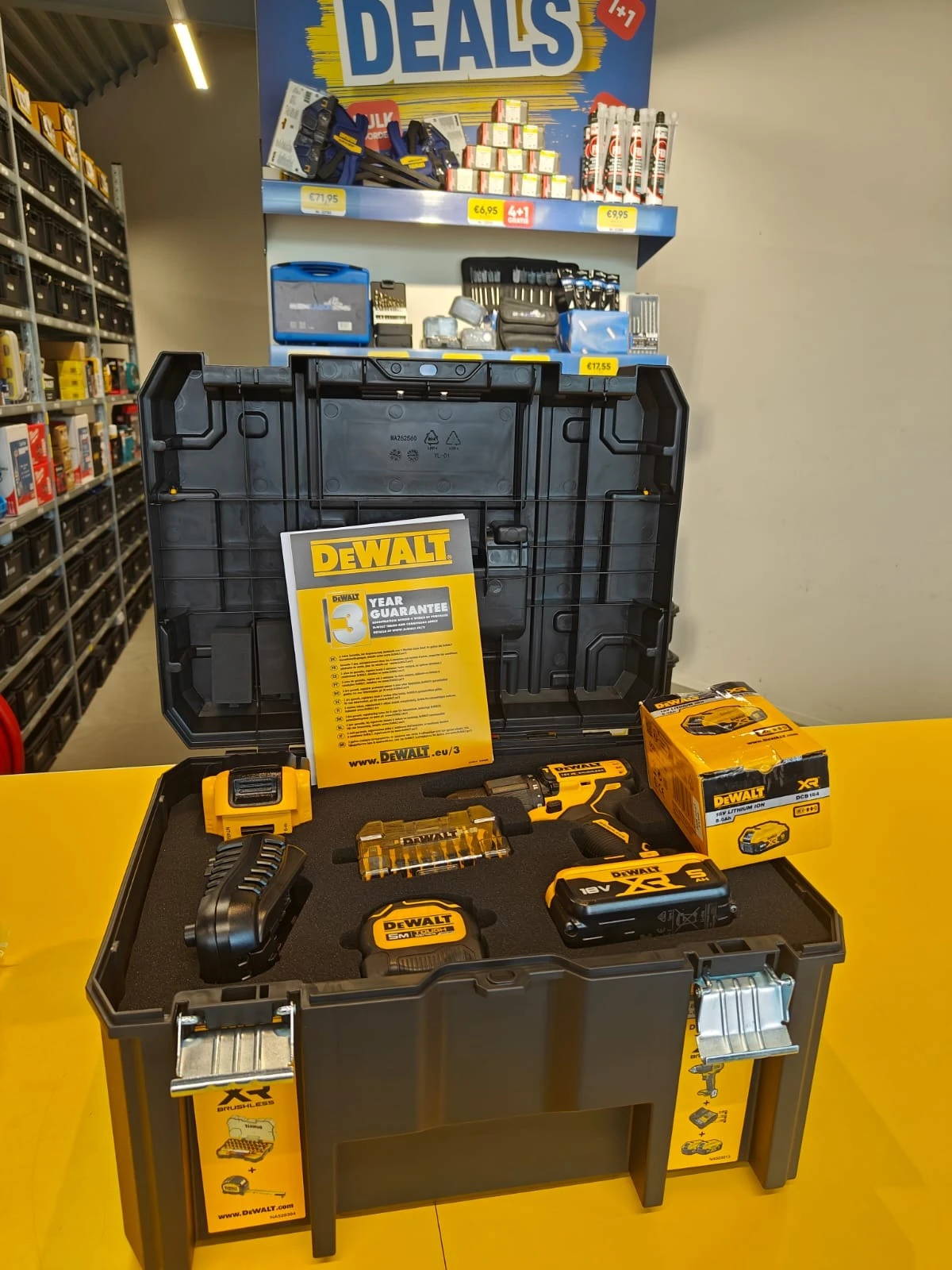 DeWalt klopboormachine voor € 249 + gratis rolmeter, bitset en accu 🥳