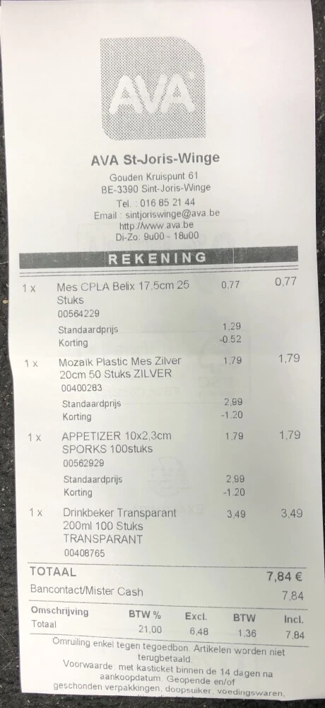 Nog snel wat plastieke messen en bekers gaan...