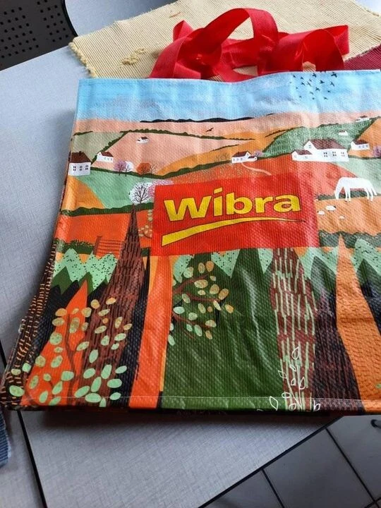 Koop bij Wibra een tas van 65 fent en krijg 2...