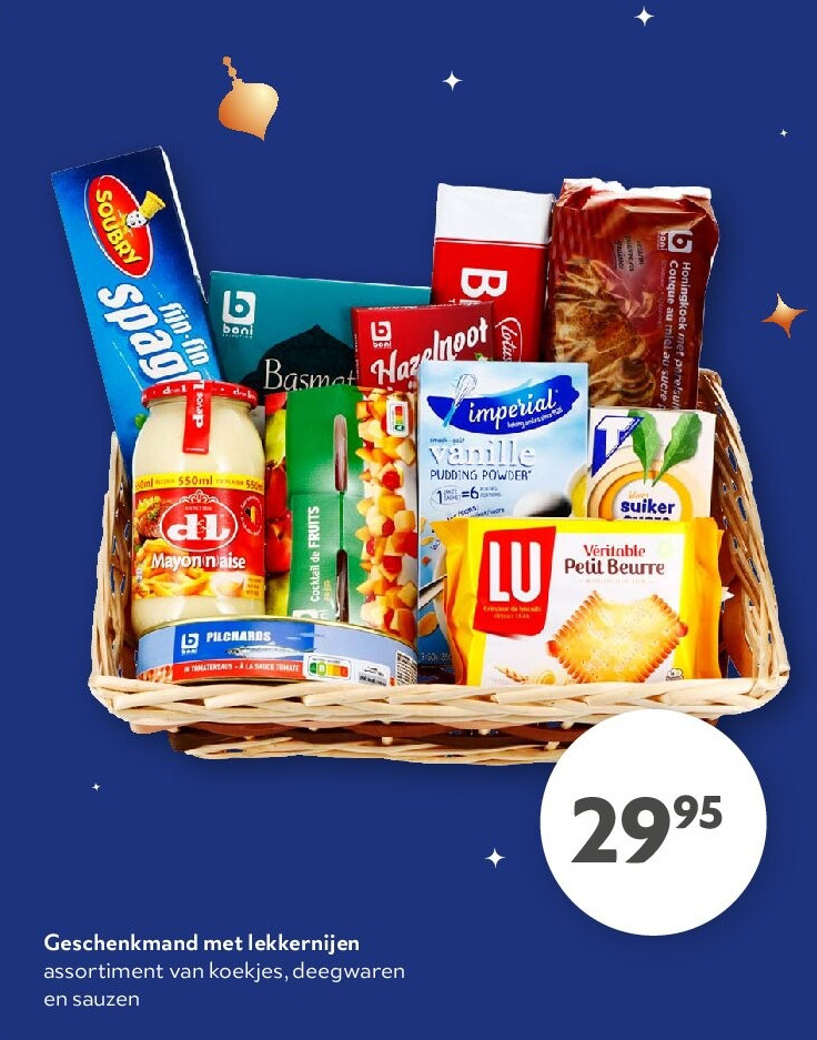 Geschenkmand met lekkernijen assortiment van koekjes, deegwaren en sauzen