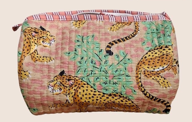Gevlochten toilettas met luipaardmotief