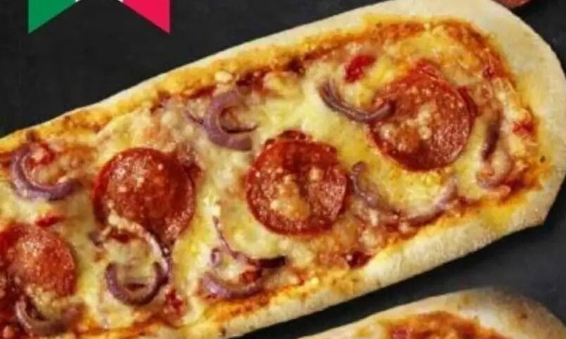 10417 Pizza alla Romana salame piccante e cipolla rossa