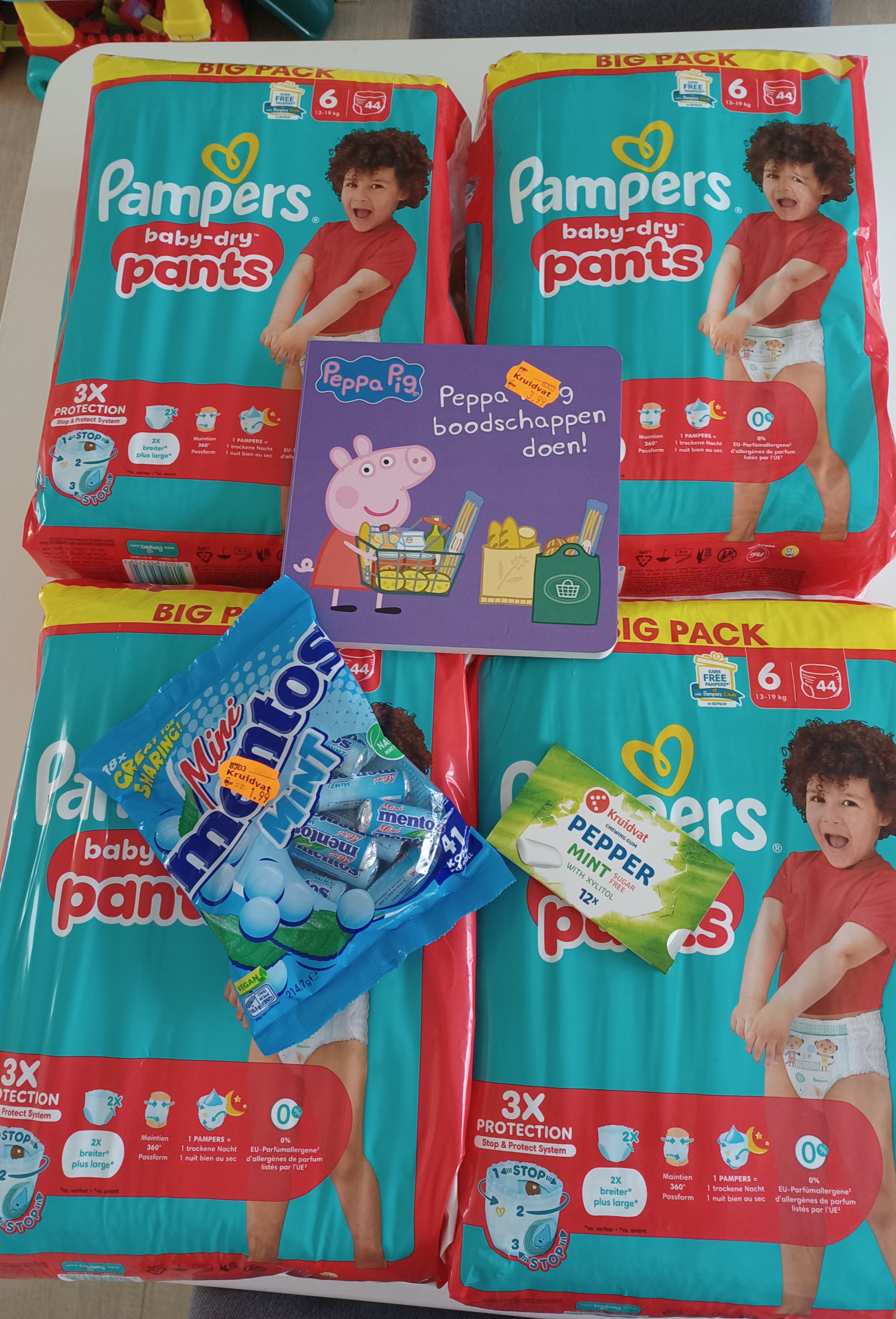 Pampers, boekje en mentos met korting bij Kruidvat