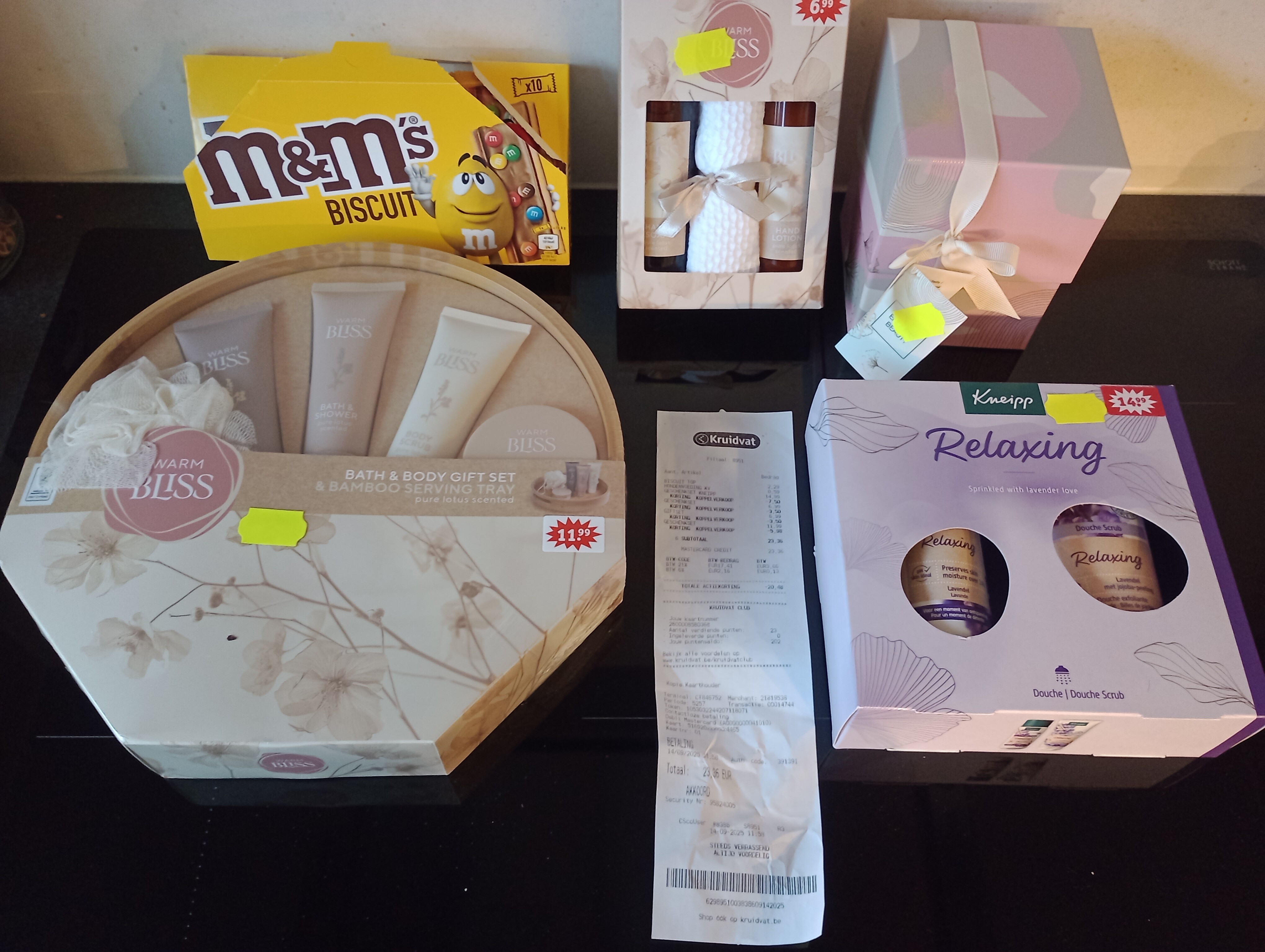 Gechenksets -50% en M&M's peanuts biscuits goedkoop bij Kruidvat