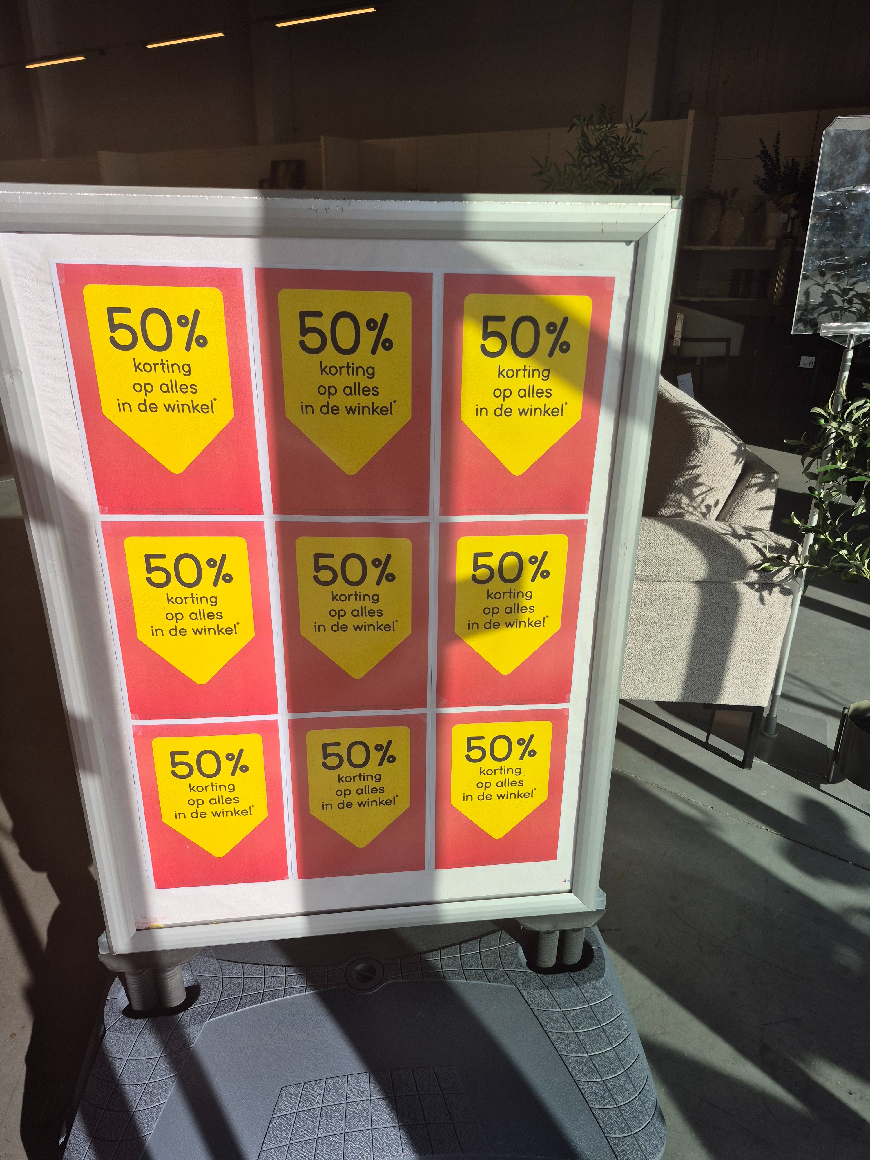 ALLES bij Leenbakker aan -50% in de winkels en op de website ook mooie acties te doen