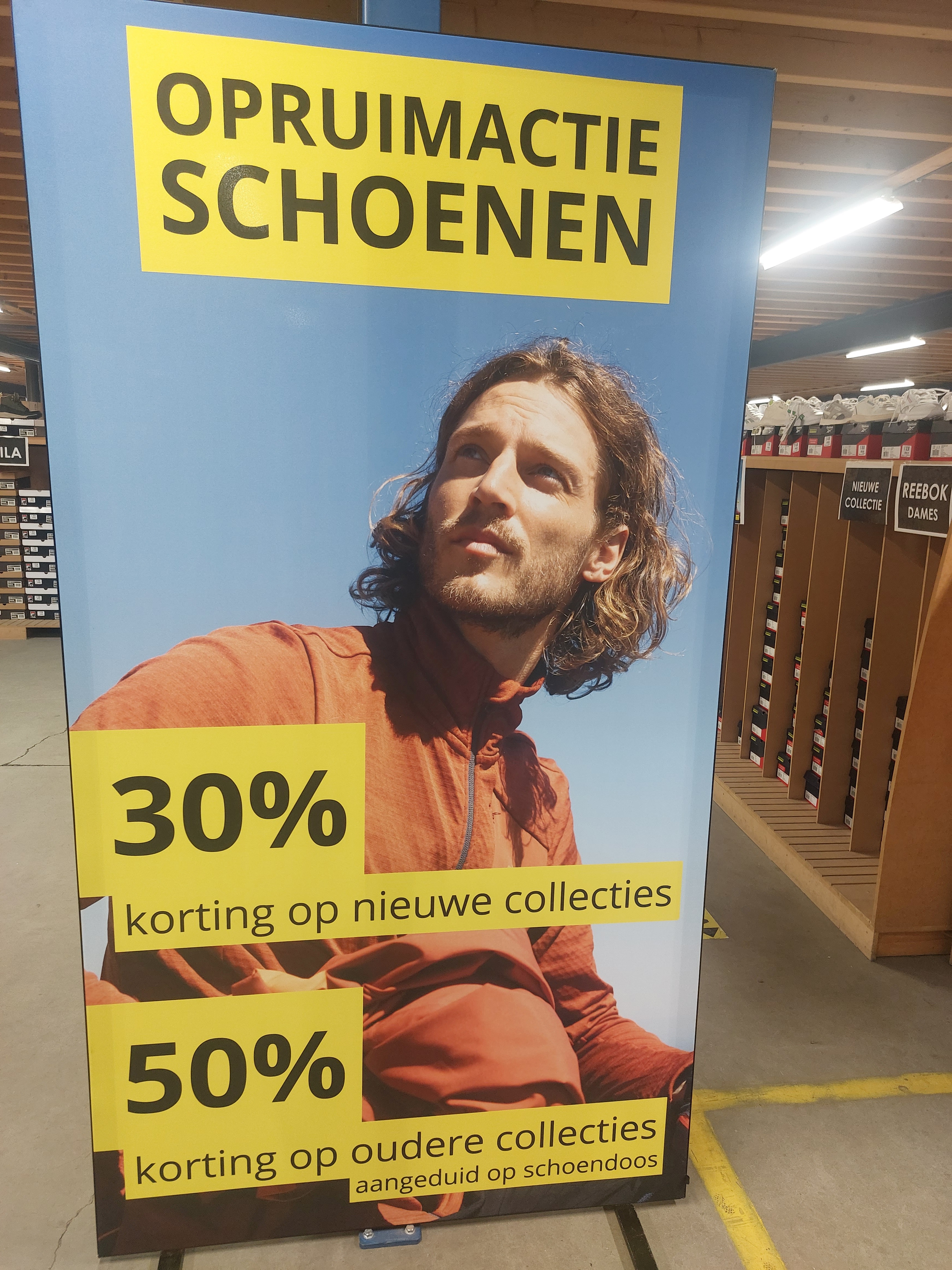 Massaverkoop van schoenen, skikledij en sportkledij