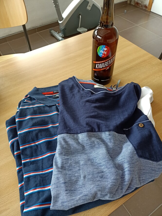 Twee T-shirt gaan halen voor Vaderdag en kree...