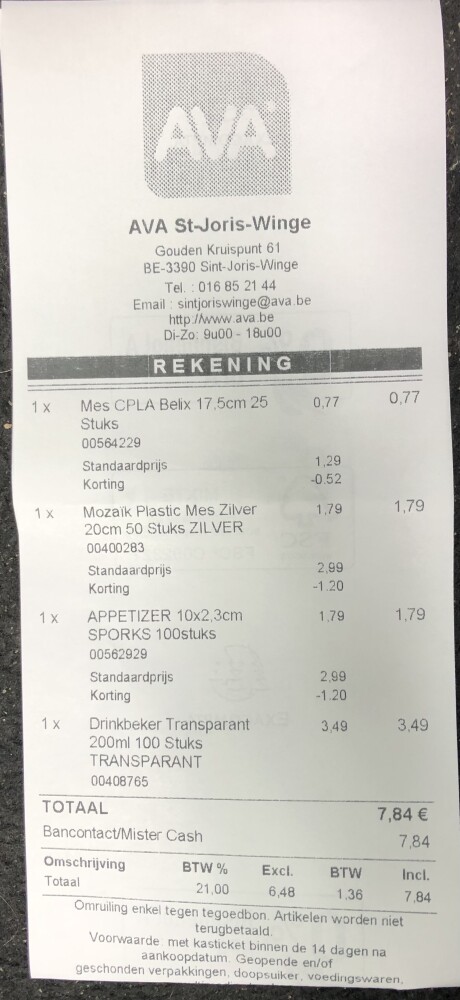 Nog snel wat plastieke messen en bekers gaan...