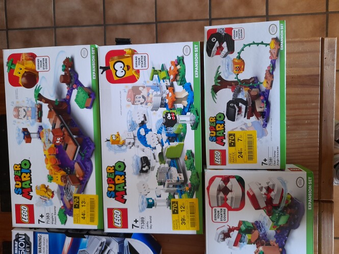 Bij carrefour in malmedy 4 dozen lego mario 4...