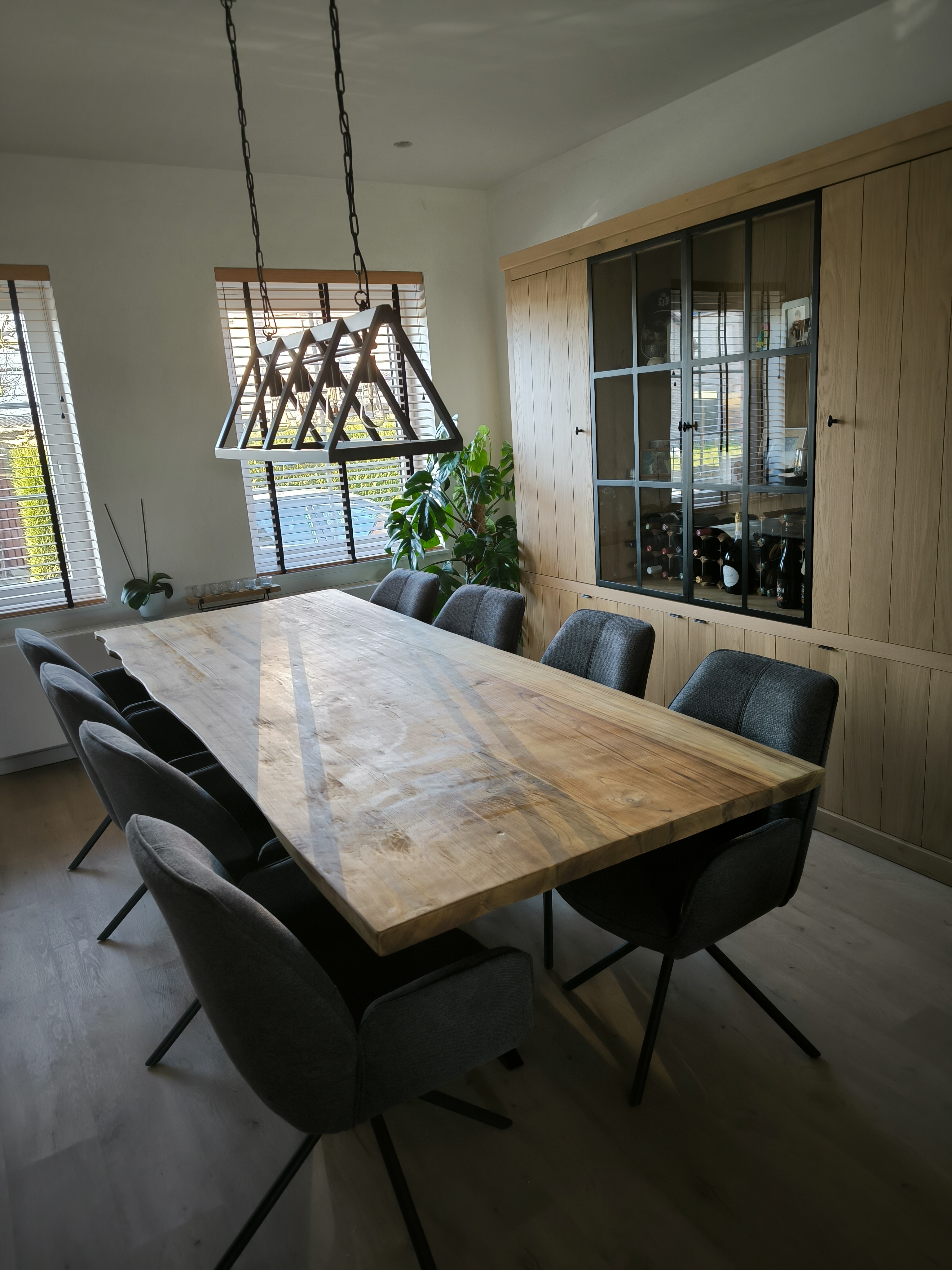 Stoelen aan de helft van de prijs en tafel aan tafel aan 34% korting