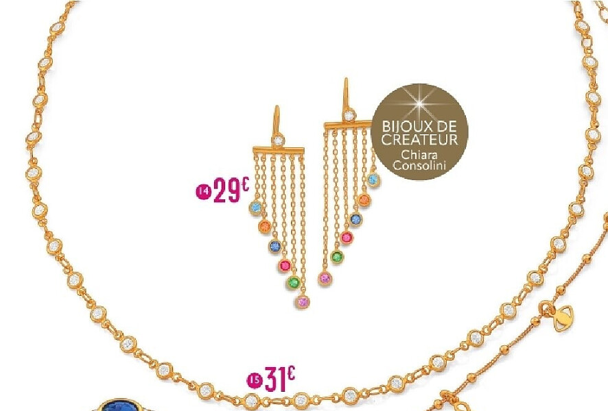 Collier doré serti de pierres blanches