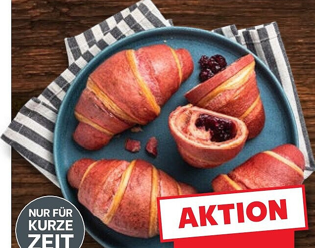 Croissant mit Waldfruchtfüllung