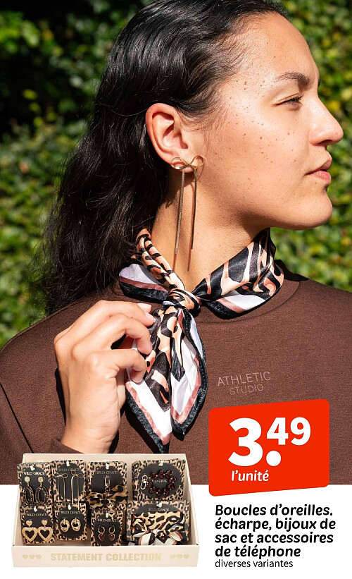 Boucles d’oreilles. écharpe, bijoux de sac et accessoires de téléphone