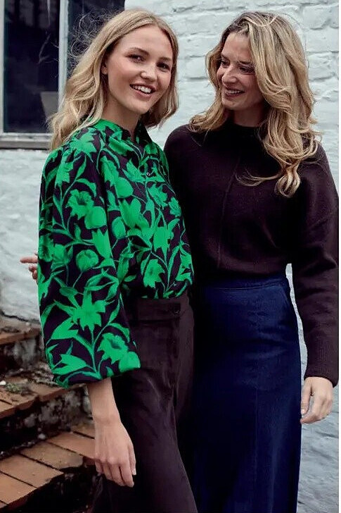 Zwarte blouse met groene bloemenprint