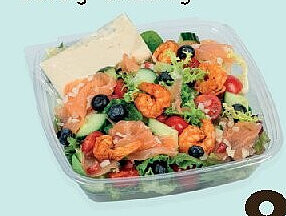 Salade met scampi, gerookte zalm en fruit