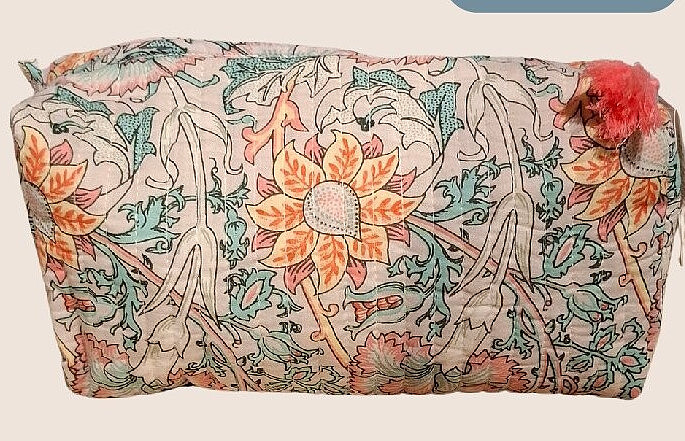Gevlochten toilettas met bloemenmotief
