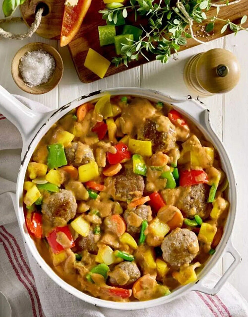 Pangerecht met gehaktballetjes in paprika-roomsaus