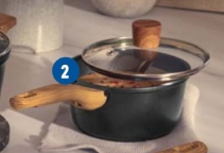 2. Casserole (20 cm o) ou poêle (16 cm o) en fonte d'aluminium