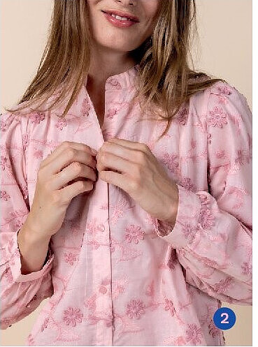 Roze blouse met bloemenborduursels