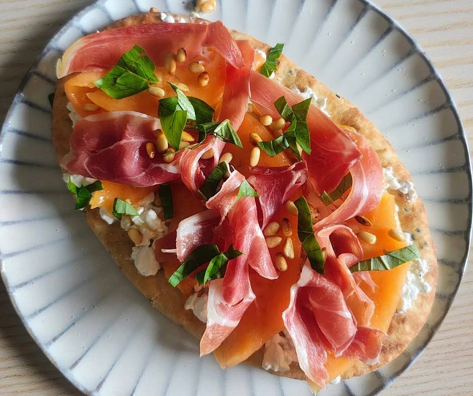 Flatbread met cottage cheese 🧀, gegrilde meloen 🍈, en serranoham voor € 2,43 p.p.