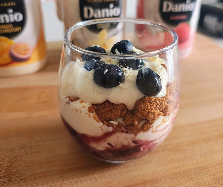 Afbeelding voor Trifle van kwark, blauwe bessen 🫐 en speculaascrumble voor € 1,32 p.p. 😋