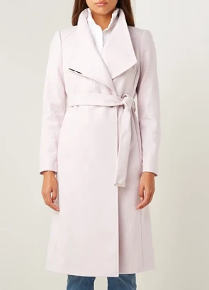 Rose mantel in wolblend met strikceintuur