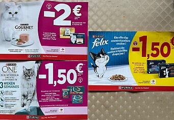 Verschillende coupons aan rek in rayon dieren bij Carrefour market