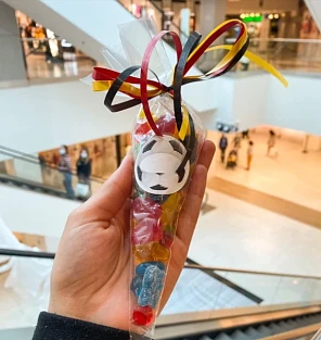 Gratis zakje snoep voor kids in supportersout...