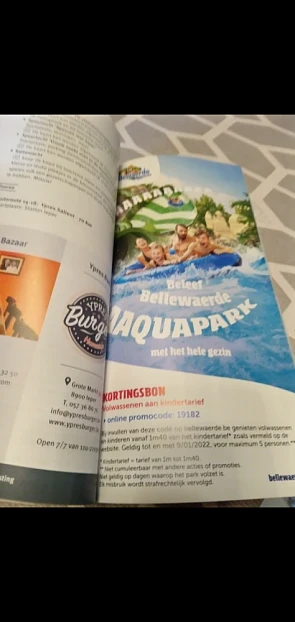 Bij Bellewaerde Aquapark, volwassenen aan kin...