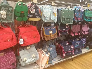 Bij Dreamland Tongeren veel schooltassen aan...