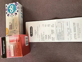 Twee producten (neutrogena Glow Boost en o.b....