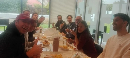 Lekker frietje eten met de collega's van Frit...