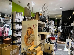 Merkschoenen aan 10€ en 50% op de rest