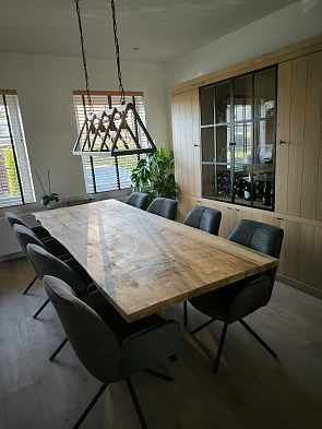 Stoelen aan de helft van de prijs en tafel aan tafel aan 34% korting